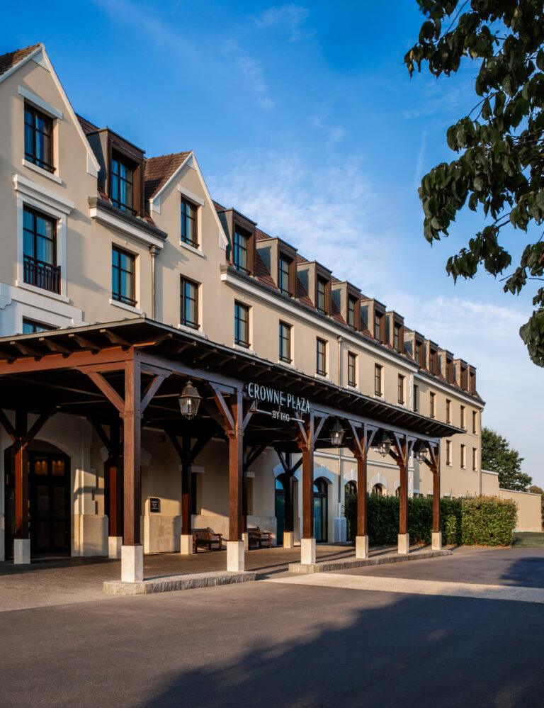 02-CROWNE-26-7-TRI8073-1-scaled-1.jpg