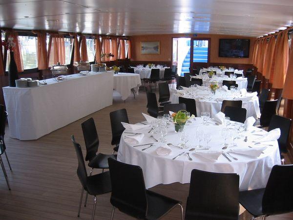 Croisieres_en_Seine_-_Le_Signac_-_Salon_inferieur_Configuration_buffet.jpg