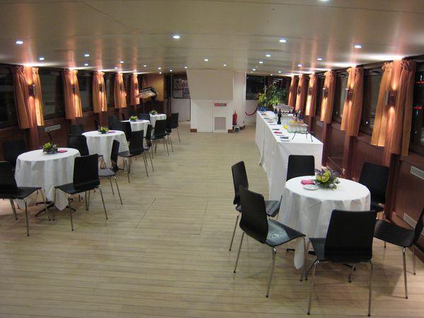 Croisieres_en_Seine_-_Le_Signac_-__Salon_inferieur_cocktail.jpg