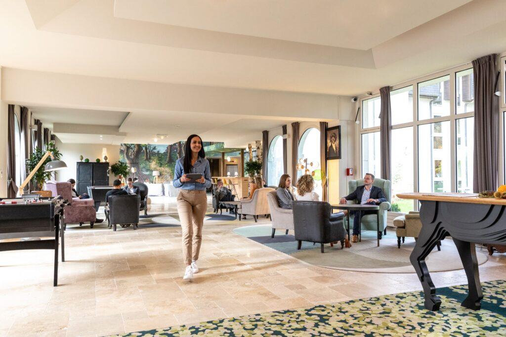 Photo-1-Lobby-daccueil-scaled-1.jpg
