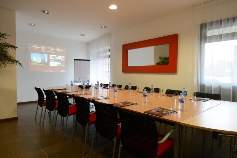 appart-hotel-odalys-ferney-geneve-1lieu1salle-reunion.jpg