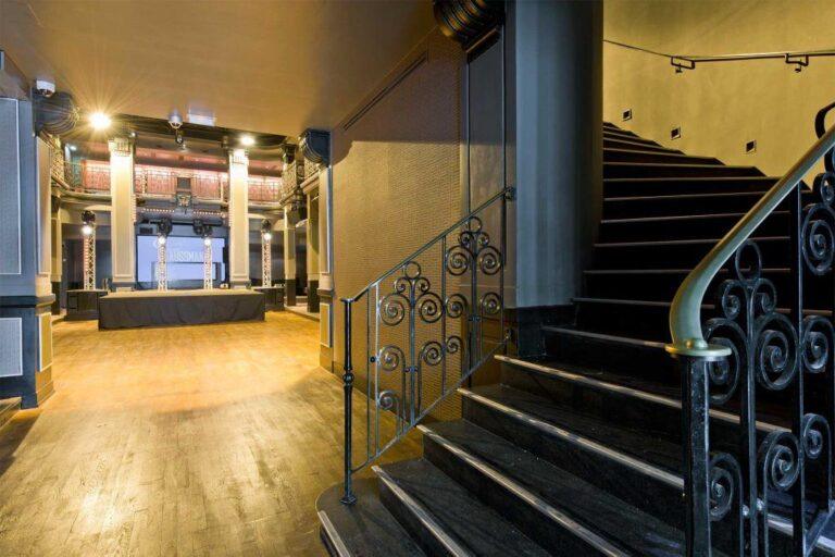 club-haussmann-1lieu1salle-groupe.jpg