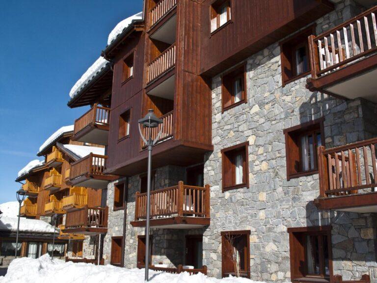 hotel-ecrin-du-val-claret-1lieu1salle-agence.jpg