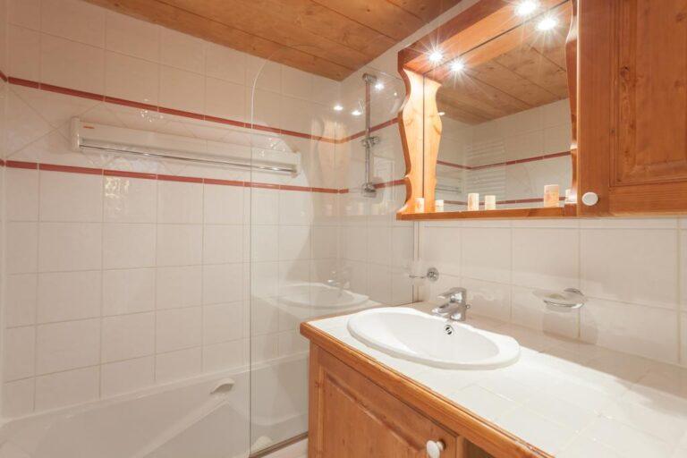 hotel-ecrin-du-val-claret-1lieu1salle-conferences.jpg