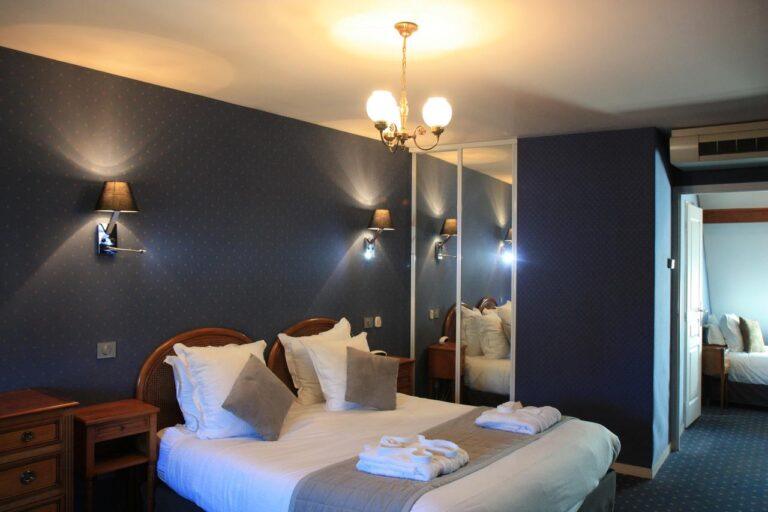 hotel-henry-2-beaune-centre-1lieu1salle-chambre.jpg