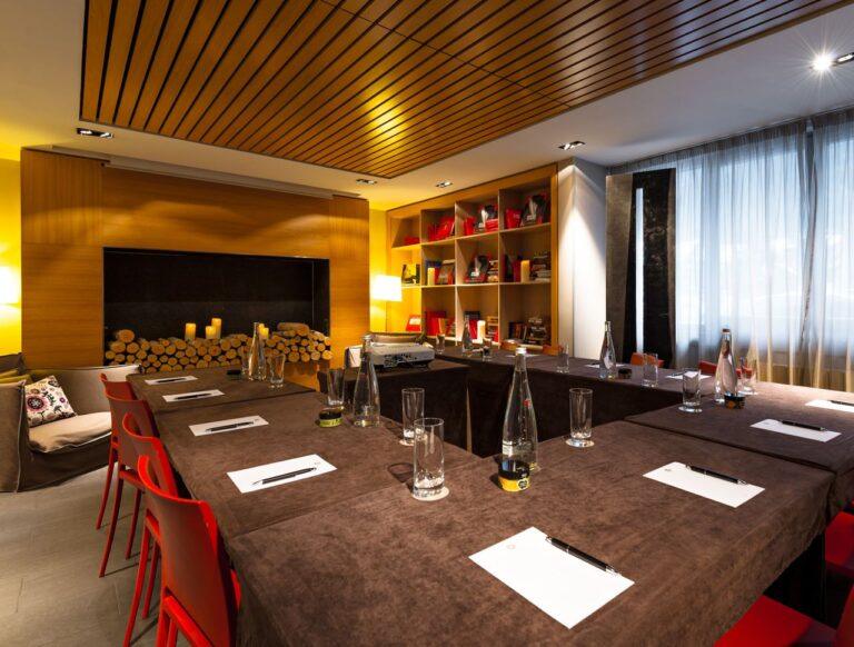 hotel-le-morgane-1lieu1salle-meeting.jpg