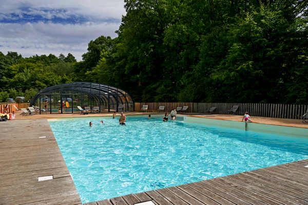 huttopia-senonches-1lieu1salle-piscine.jpg