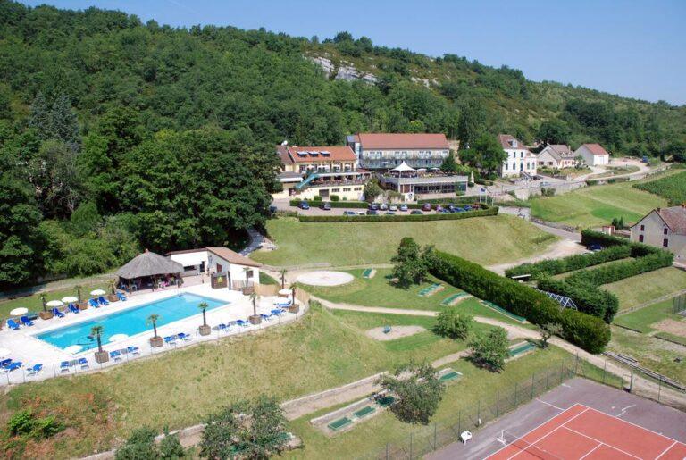 logis-auberge-du-camp-romain-1lieu1salle-agence.jpg