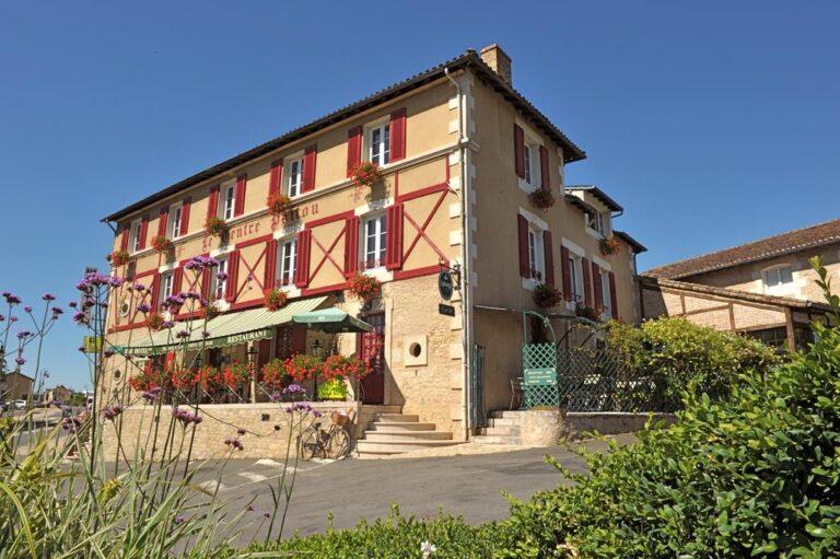logis-auberge-le-centre-poitou-1lieu1salle-agence.jpg
