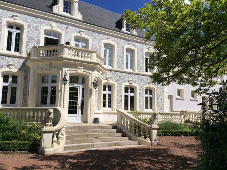 logis-chateau-des-tourelles-1lieu1salle-agence.jpg