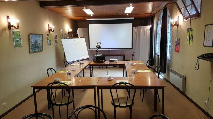 logis-clos-du-montvinage-1lieu1salle-meeting.jpg