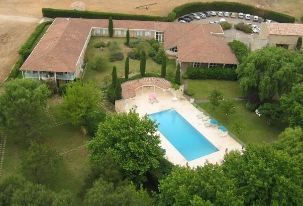 logis-domaine-de-la-reynaude-1lieu1salle-agence.jpg
