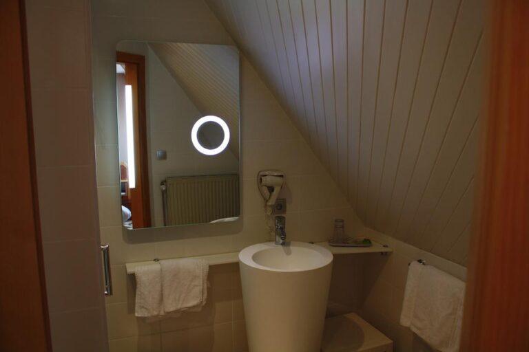 logis-hotel-a-l-etoile-1lieu1salle-meeting.jpg