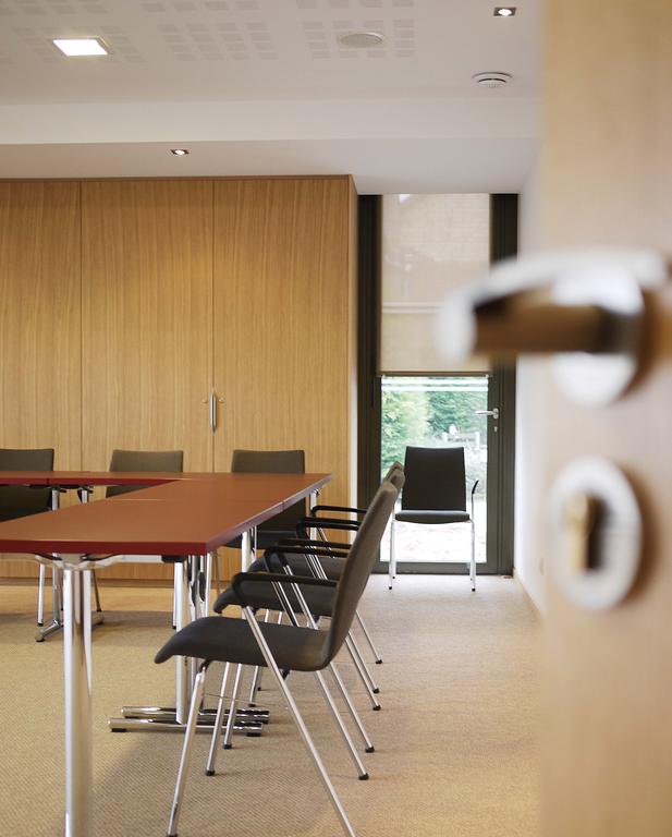 logis-hotel-a-l-etoile-1lieu1salle-salle-seminaire.jpg