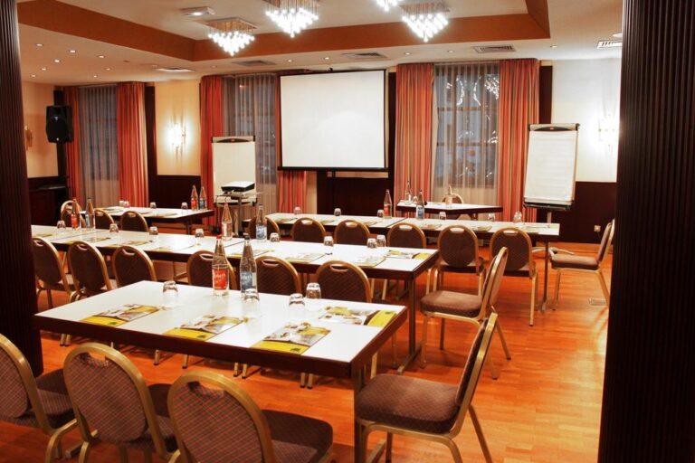 logis-hotel-au-boeuf-1lieu1salle-salle-conference.jpg
