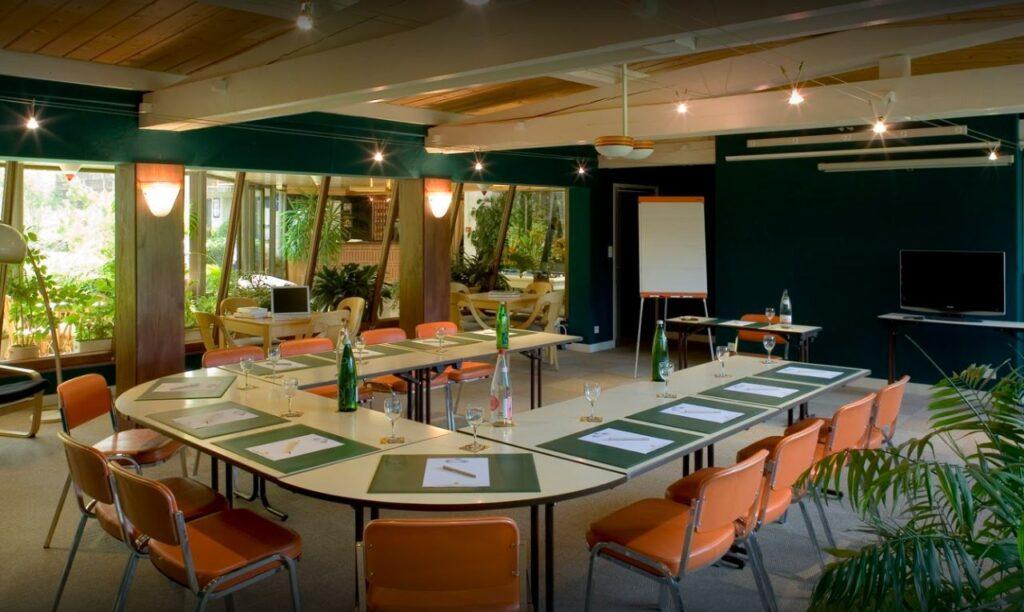 logis-hotel-clair-matin-1lieu1salle-salle-congres.jpg