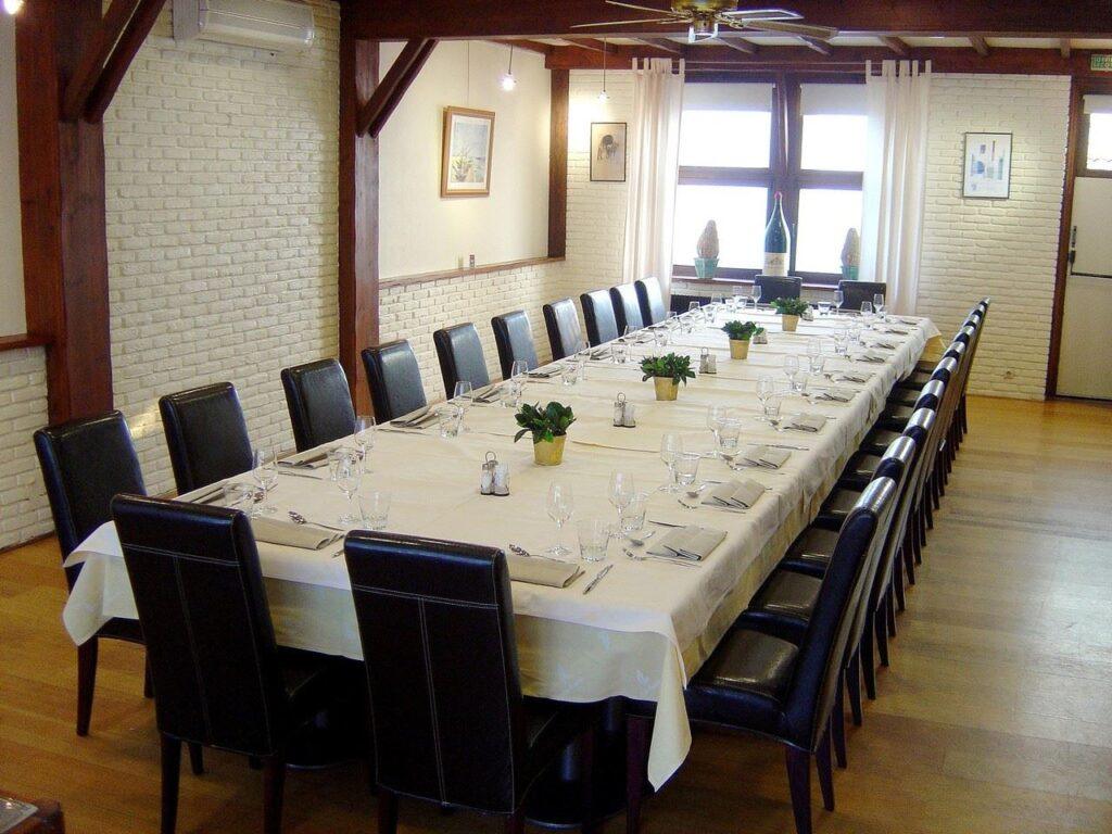 logis-hotel-des-acacias-1lieu1salle-meeting.jpg