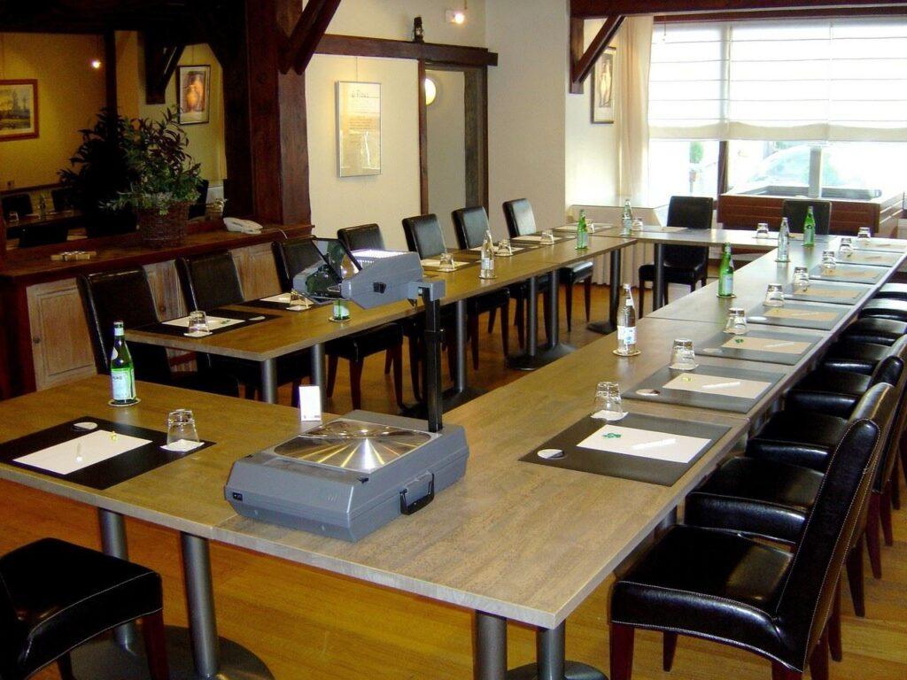 logis-hotel-des-acacias-1lieu1salle-meetings.jpg
