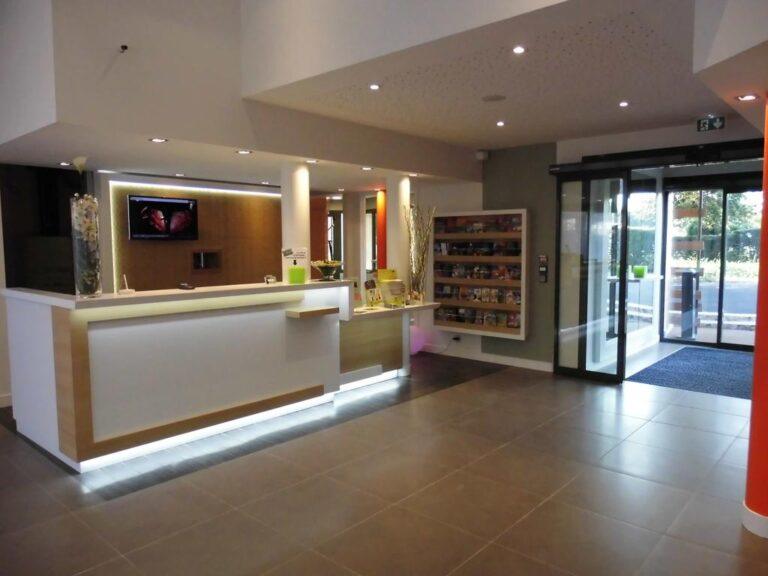 logis-hotel-du-cavier-1lieu1salle-booking.jpg