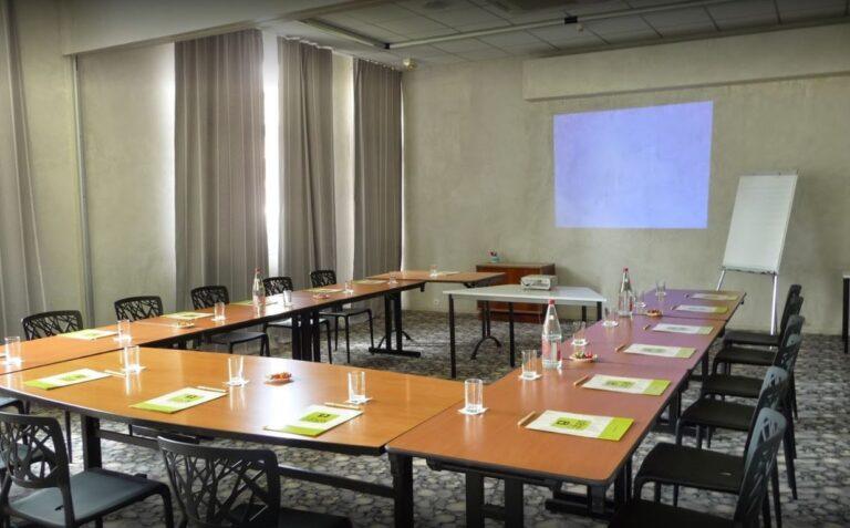 logis-hotel-du-parc-1lieu1salle-salle-conference.jpg