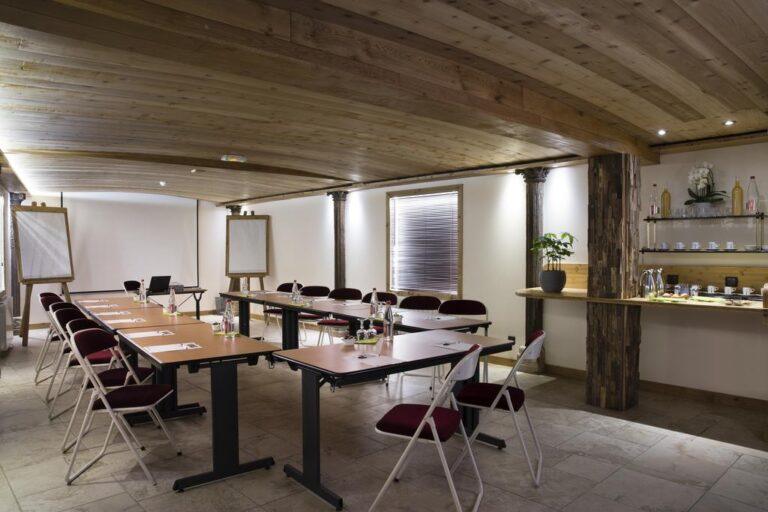 logis-hotel-et-spa-le-lion-d-or-1lieu1salle-salle-conference.jpg