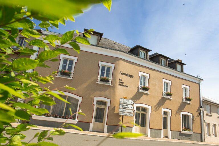 logis-hotel-l-ermitage-1lieu1salle-agence.jpg