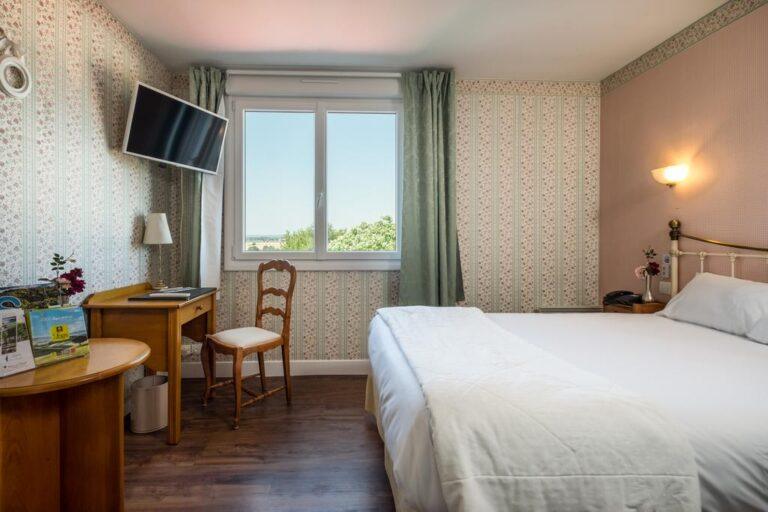 logis-hotel-l-ermitage-1lieu1salle-congres.jpg