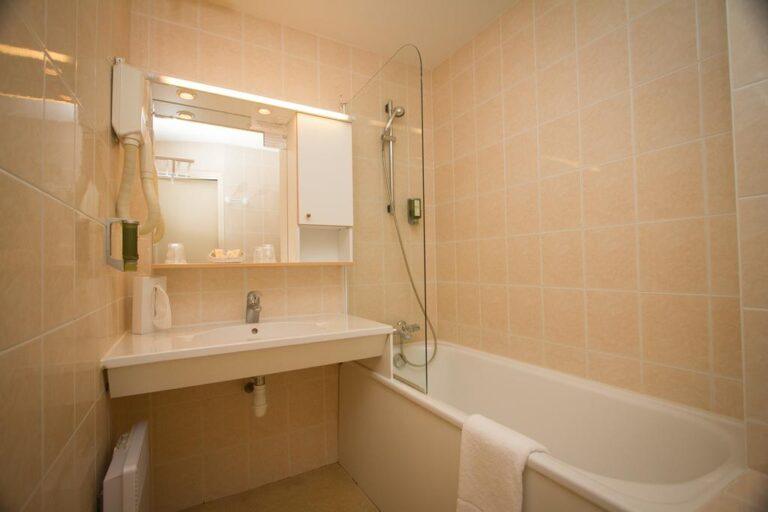 logis-hotel-l-ermitage-1lieu1salle-event.jpg