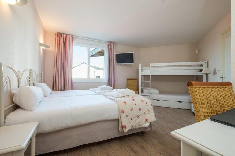 logis-hotel-l-ermitage-1lieu1salle-meeting.jpg
