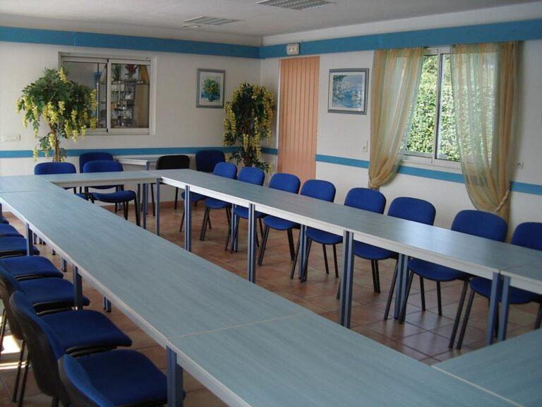 logis-hotel-l-hermitage-1lieu1salle-salle-booking.jpg