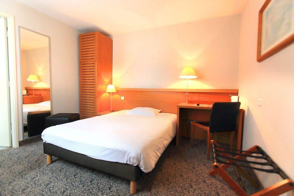 logis-hotel-l-hirondelle-1lieu1salle-meeting-1.jpg