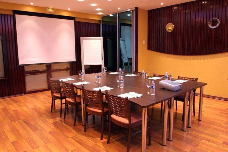 logis-hotel-l-hirondelle-1lieu1salle-salle-evenement.jpg