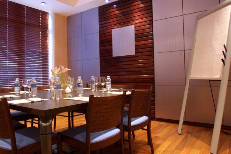 logis-hotel-l-hirondelle-1lieu1salle-salle-event.jpg