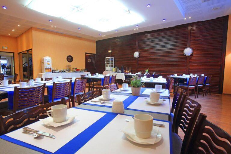 logis-hotel-l-hirondelle-1lieu1salle-salle-reunion.jpg