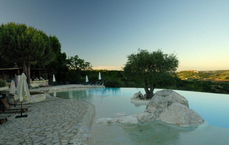 logis-hotel-le-belvedere-1lieu1salle-event.jpg