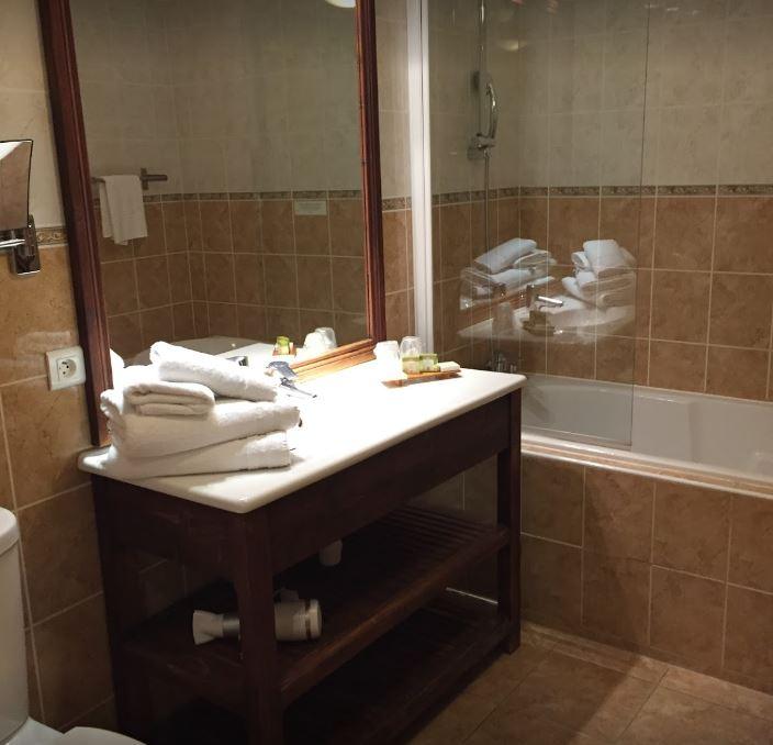 logis-hotel-le-belvedere-1lieu1salle-meeting.jpg
