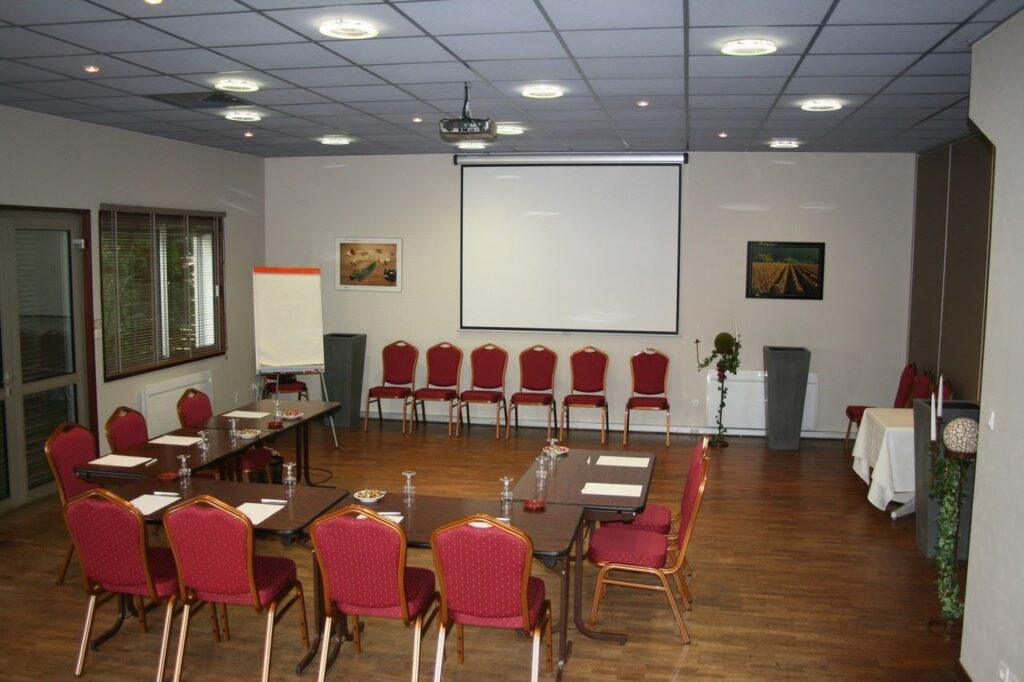 logis-hotel-le-dracy-1lieu1salle-evenements.jpg