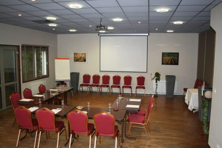logis-hotel-le-dracy-1lieu1salle-evenements.jpg