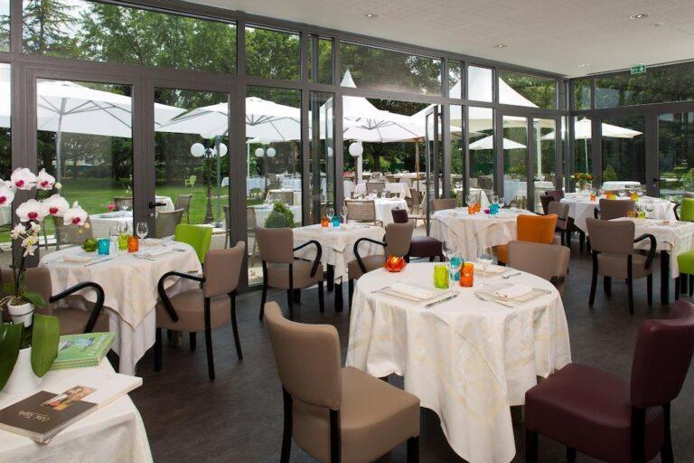 logis-hotel-le-dracy-1lieu1salle-salle-meeting.jpg