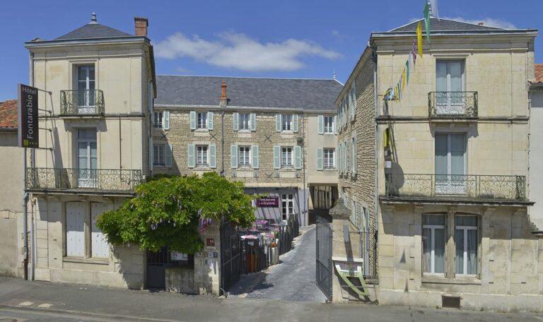 logis-hotel-le-fontarabaie-1lieu1salle-agence.jpg