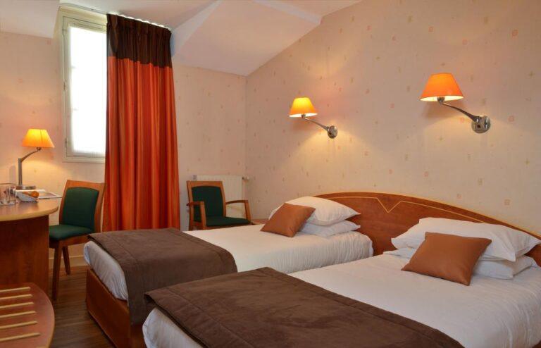 logis-hotel-le-fontarabaie-1lieu1salle-congres.jpg