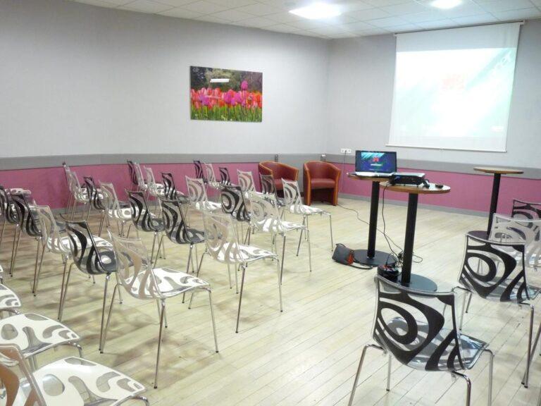 logis-hotel-le-fontarabaie-1lieu1salle-salle-conference.jpg