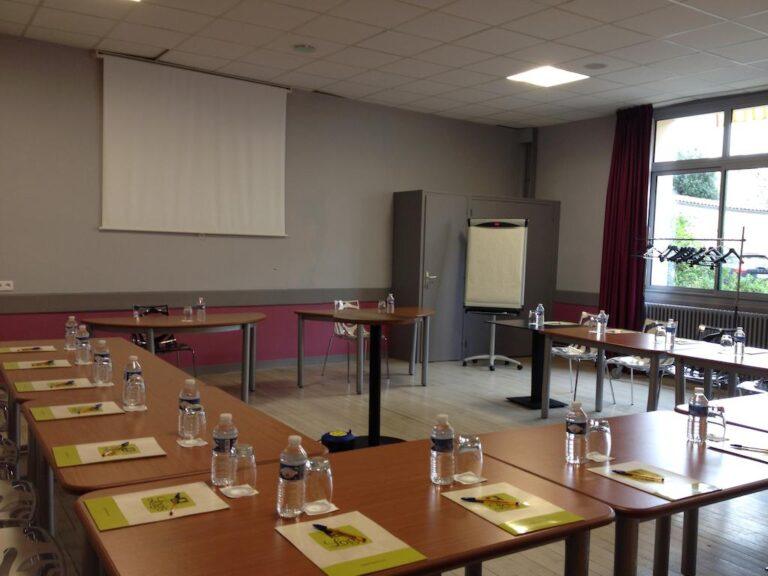 logis-hotel-le-fontarabaie-1lieu1salle-salle-congres.jpg