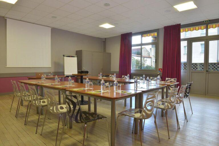 logis-hotel-le-fontarabaie-1lieu1salle-salle-seminaire.jpg