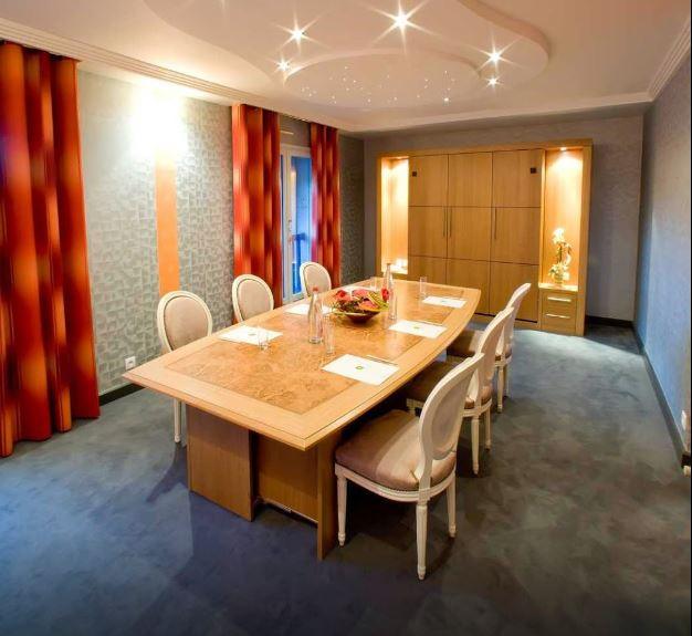 logis-hotel-le-fruitier-1lieu1salle-salle-conference.jpg