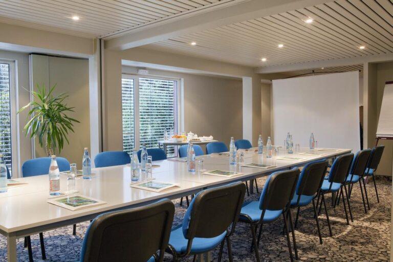 logis-hotel-le-parc-1lieu1salle-salle-conference.jpg