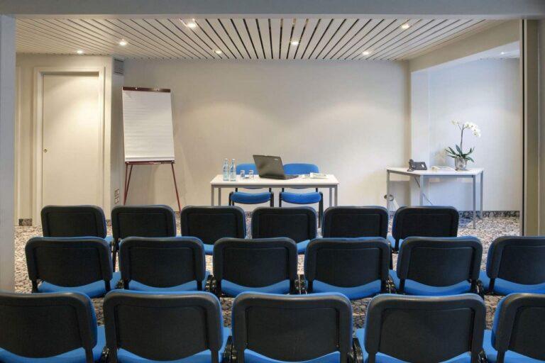 logis-hotel-le-parc-1lieu1salle-seminaire.jpg