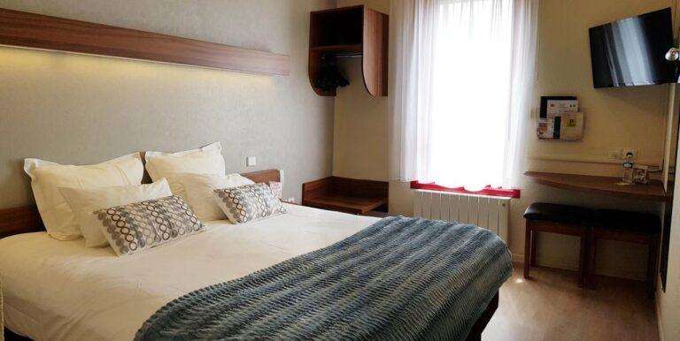 logis-hotel-le-sainte-mere-1lieu1salle-booking.jpg
