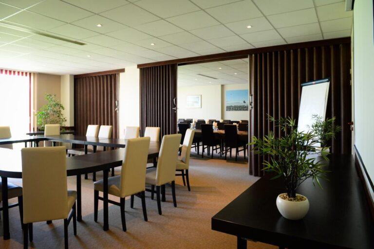 logis-hotel-le-sainte-mere-1lieu1salle-salle-booking.jpg