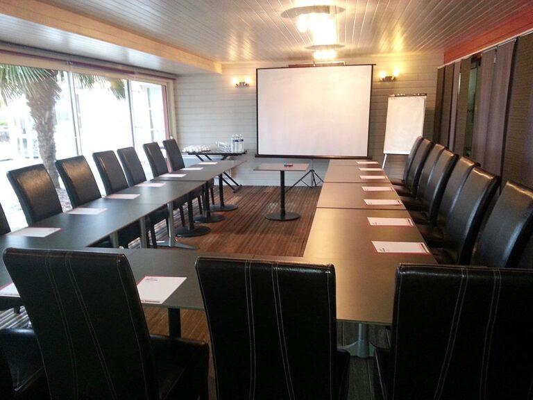 logis-hotel-les-terrasses-de-saumur-1lieu1salle-salle-conference.jpg